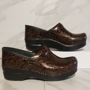 Womens Dansko wine colored clogs / sz 6